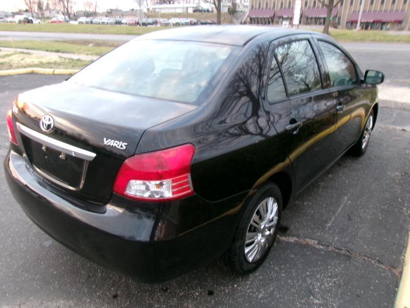 Toyota Yaris Sedan 4-Speed AT 2012