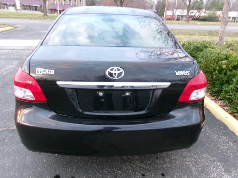 Toyota Yaris Sedan 4-Speed AT 2012