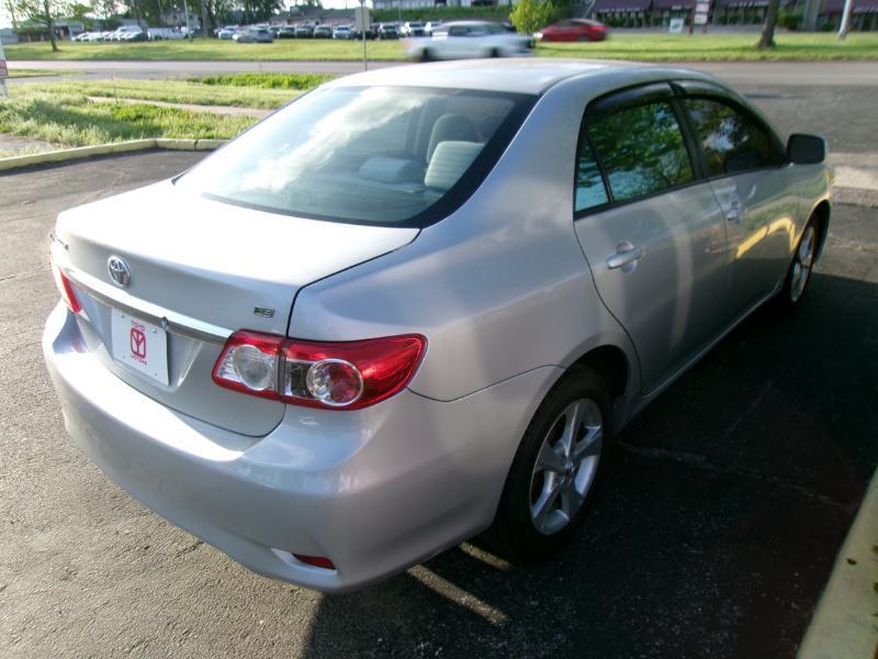 Toyota Corolla LE 4-Speed AT 2011