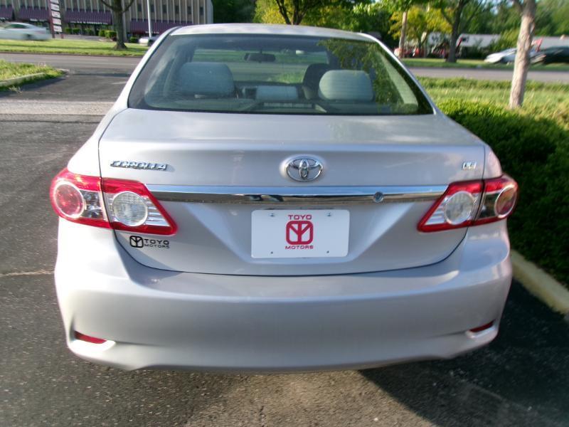 Toyota Corolla LE 4-Speed AT 2011