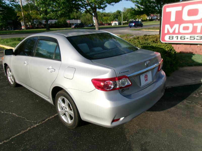 Toyota Corolla LE 4-Speed AT 2011