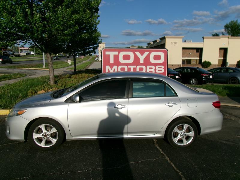 Toyota Corolla LE 4-Speed AT 2011