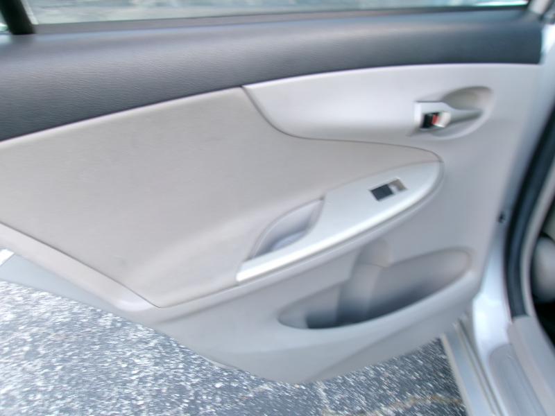 Toyota Corolla LE 4-Speed AT 2011