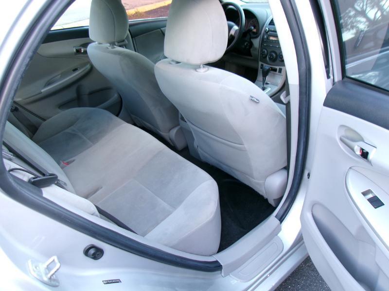 Toyota Corolla LE 4-Speed AT 2011