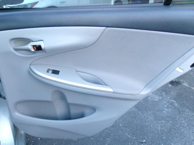 Toyota Corolla LE 4-Speed AT 2011