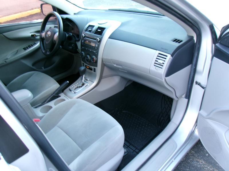 Toyota Corolla LE 4-Speed AT 2011