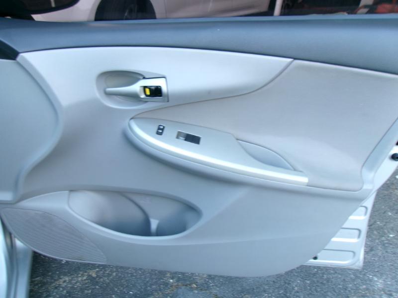 Toyota Corolla LE 4-Speed AT 2011