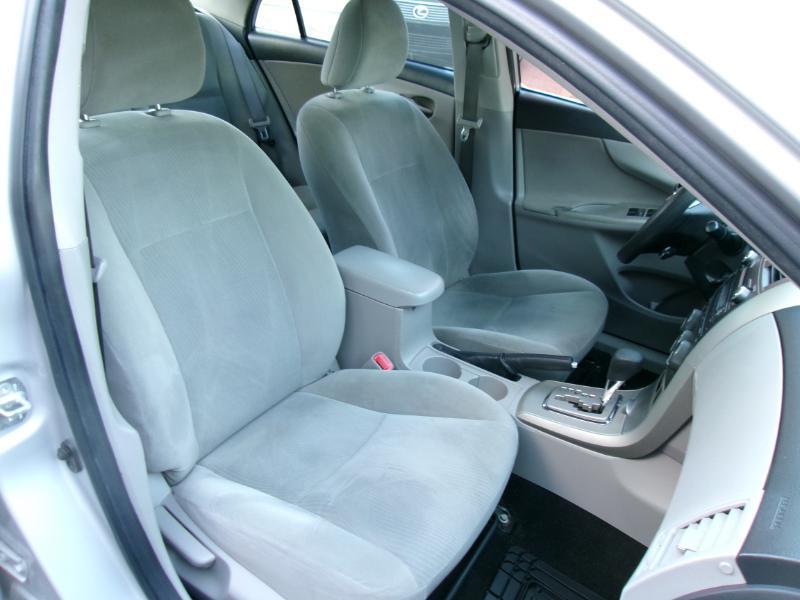 Toyota Corolla LE 4-Speed AT 2011