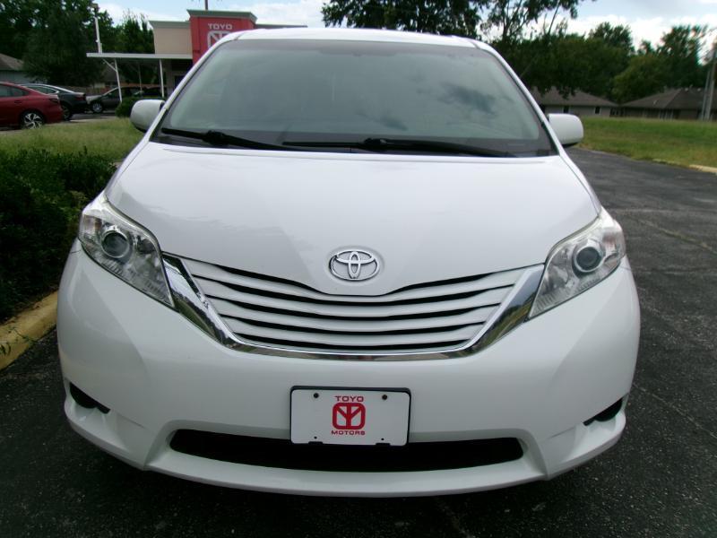 2017 Toyota Sienna LE - Photo 2