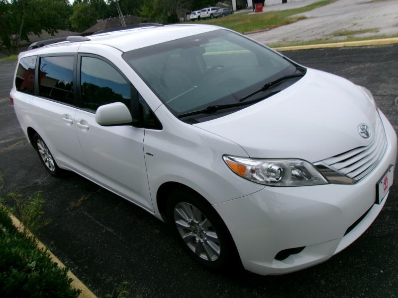 2017 Toyota Sienna LE - Photo 3
