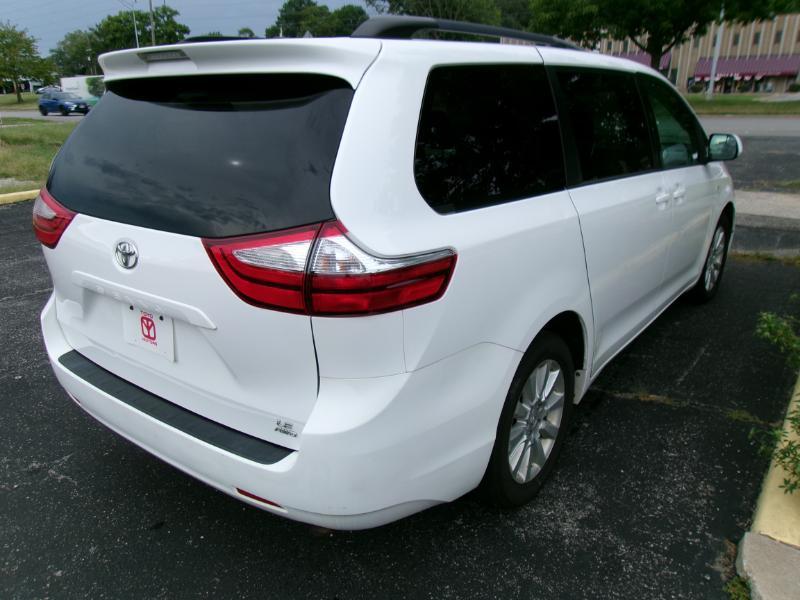2017 Toyota Sienna LE - Photo 4