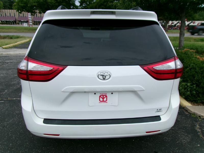 2017 Toyota Sienna LE - Photo 5