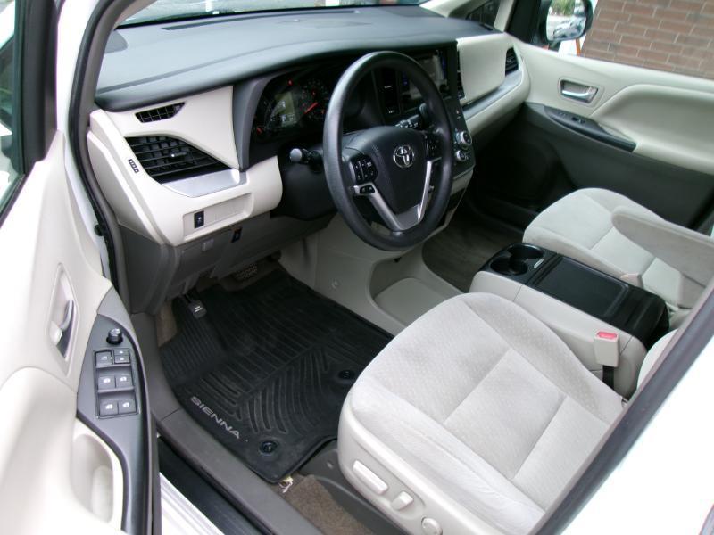 2017 Toyota Sienna LE - Photo 9