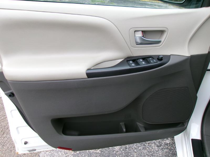 2017 Toyota Sienna LE - Photo 8