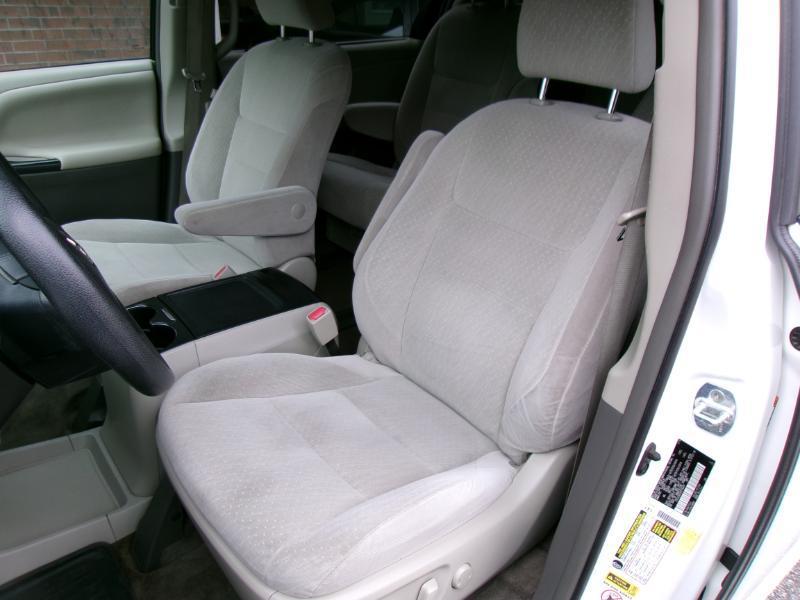 2017 Toyota Sienna LE - Photo 11