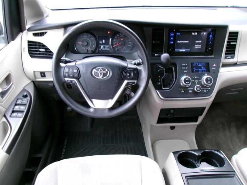 2017 Toyota Sienna LE - Photo 12