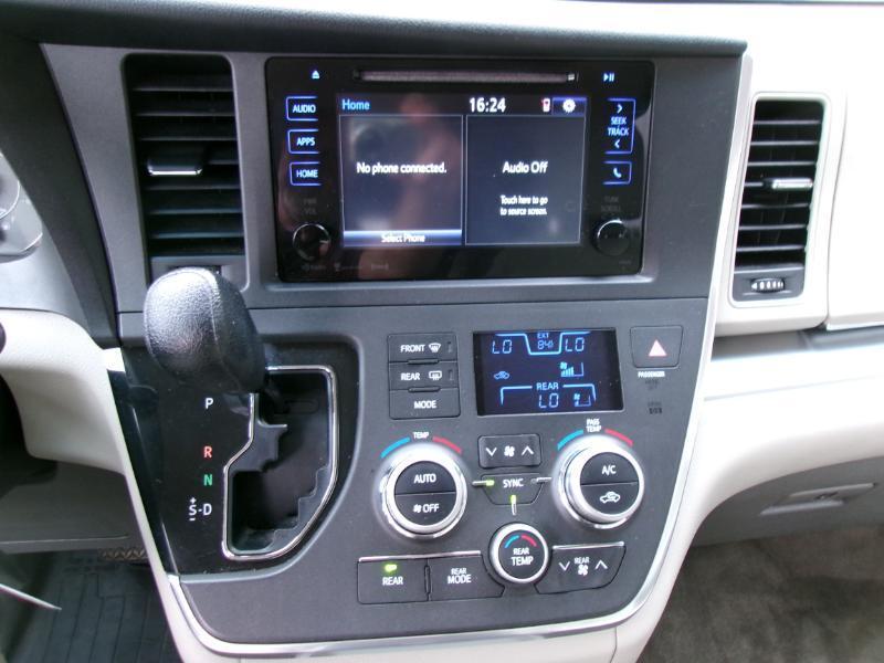 2017 Toyota Sienna LE - Photo 15