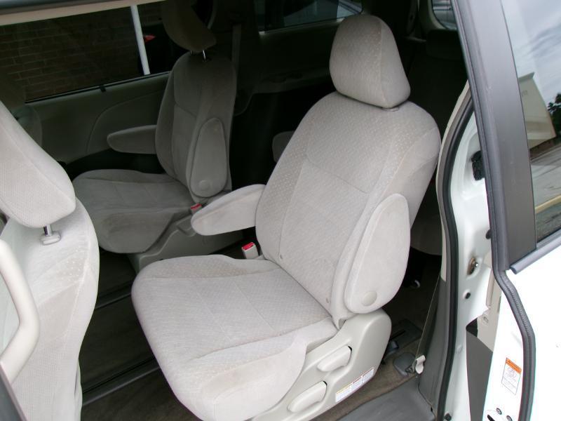 2017 Toyota Sienna LE - Photo 17