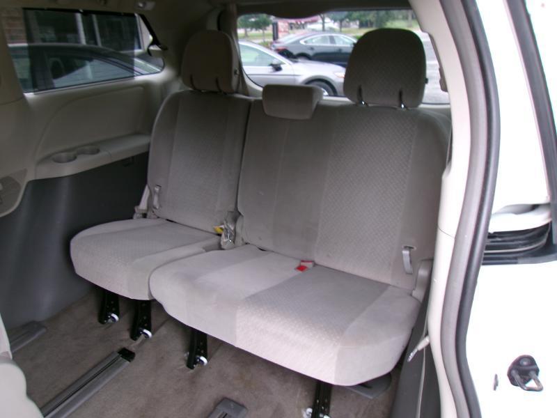 2017 Toyota Sienna LE - Photo 18