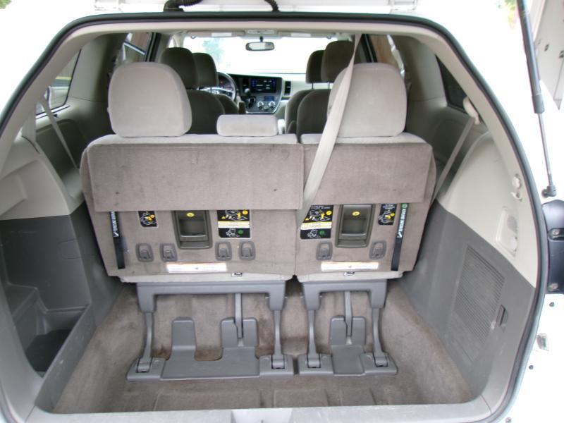 2017 Toyota Sienna LE - Photo 19