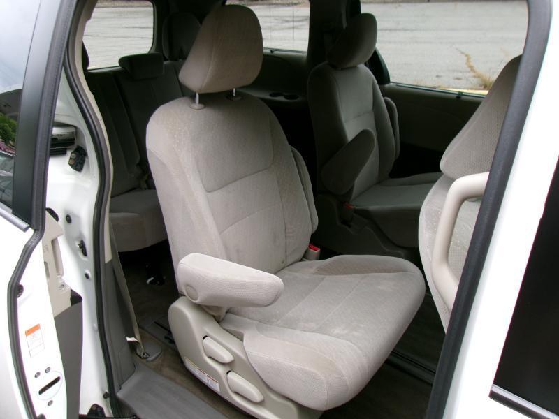 2017 Toyota Sienna LE - Photo 20