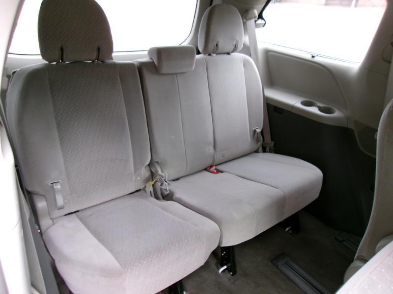 2017 Toyota Sienna LE - Photo 21