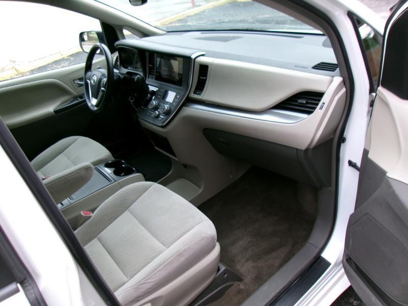 2017 Toyota Sienna LE - Photo 22
