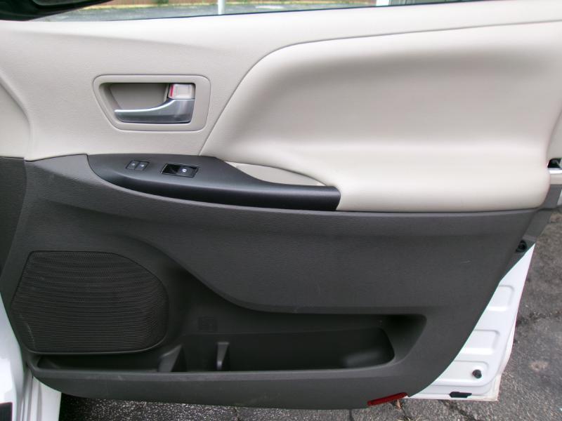 2017 Toyota Sienna LE - Photo 24