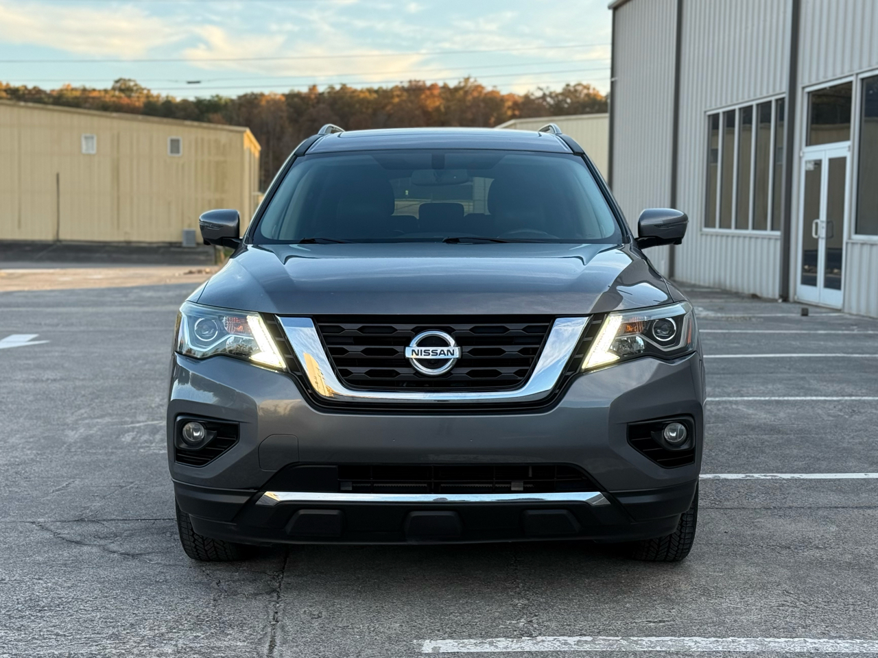 2017 Nissan Pathfinder Platinum photo 2