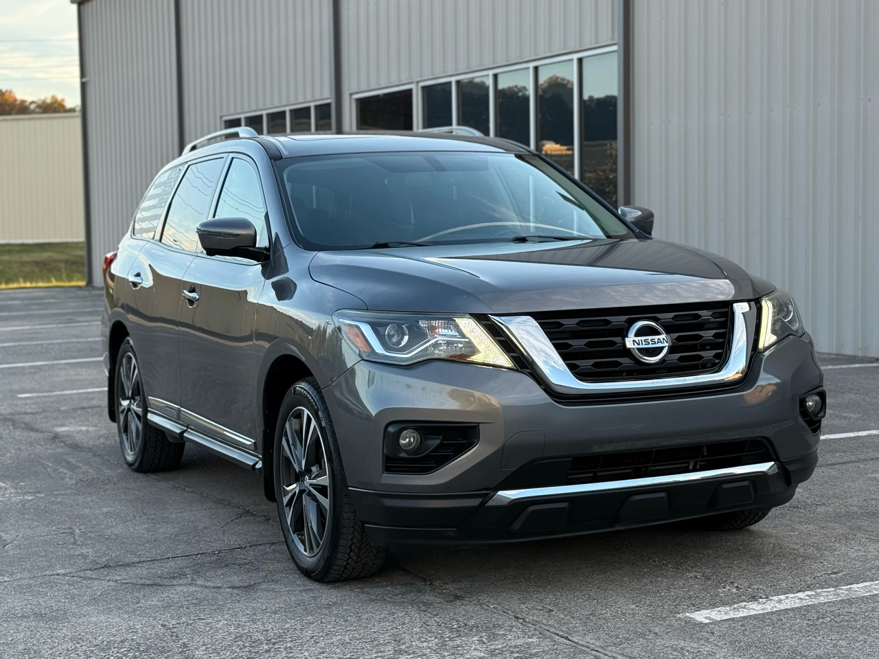 2017 Nissan Pathfinder Platinum photo 3