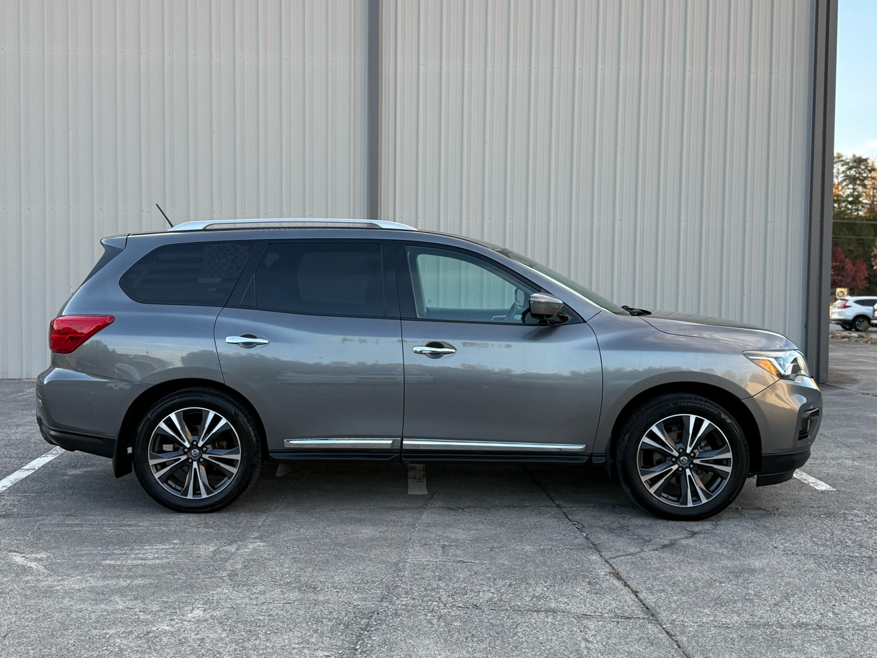 2017 Nissan Pathfinder Platinum photo 4