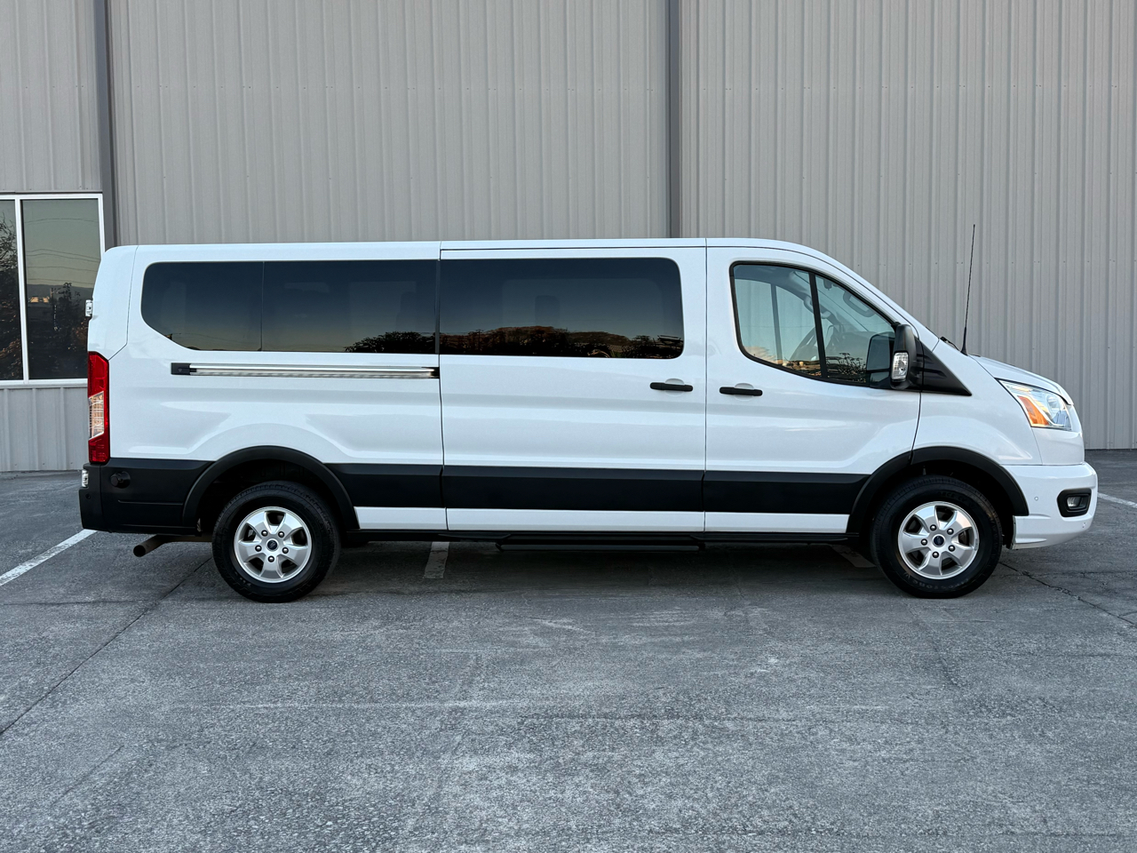 2020 Ford Transit Passenger XLT photo 4