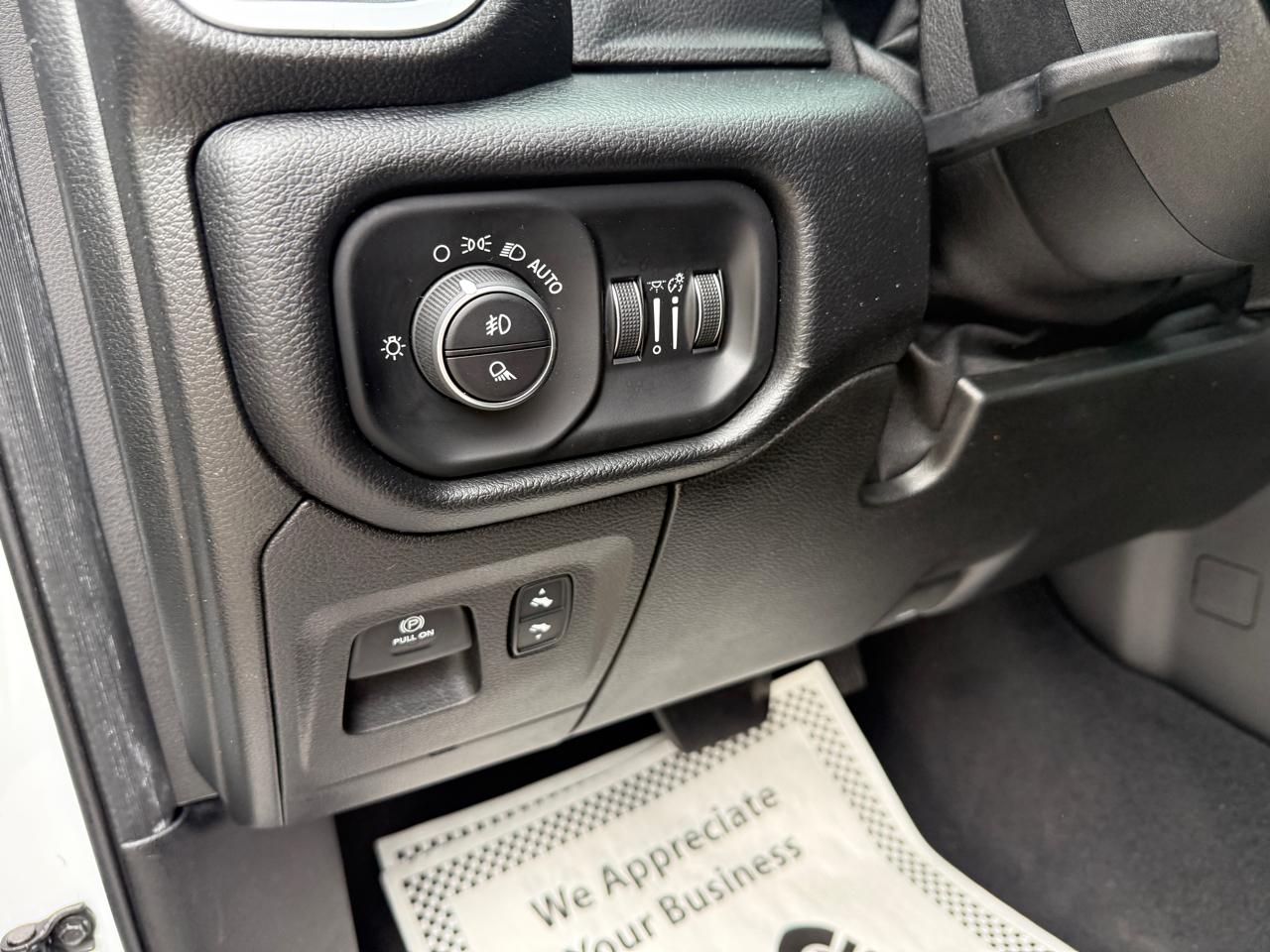 RAM 1500 Big Horn/Lone Star 4x4 Crew Cab 5'7" Box 2019