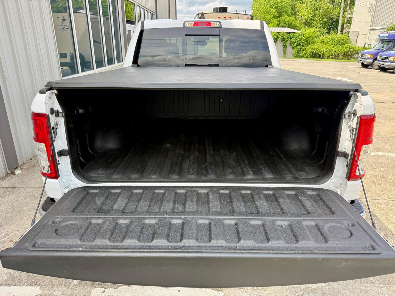 RAM 1500 Big Horn 4x4 Crew Cab 5'7" Box 2023