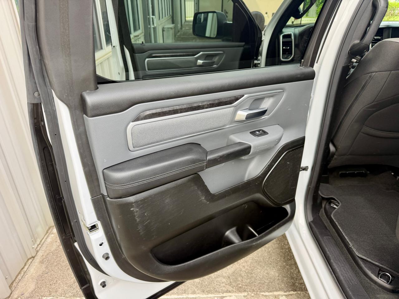 RAM 1500 Big Horn 4x4 Crew Cab 5'7" Box 2023