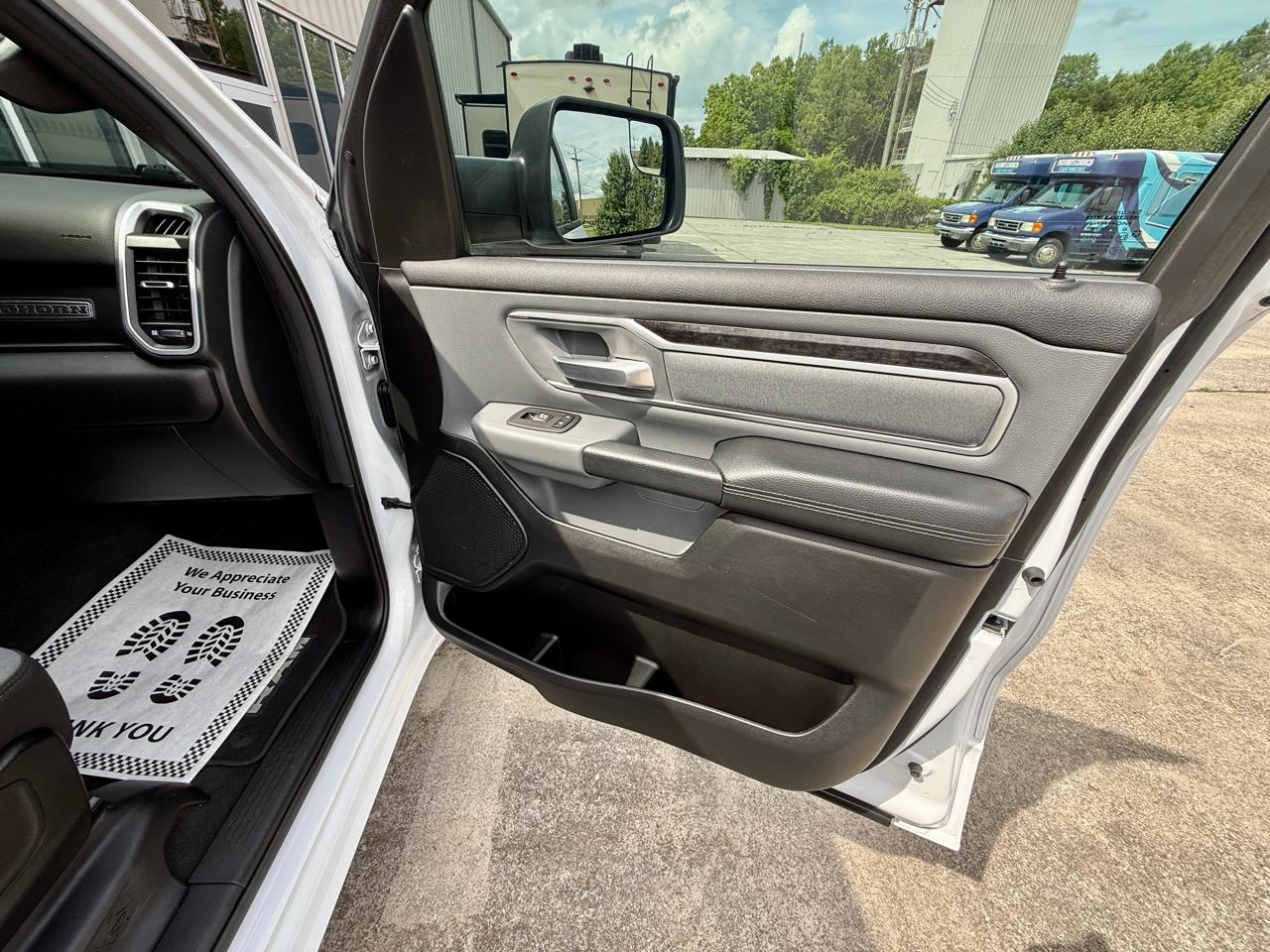 RAM 1500 Big Horn 4x4 Crew Cab 5'7" Box 2023