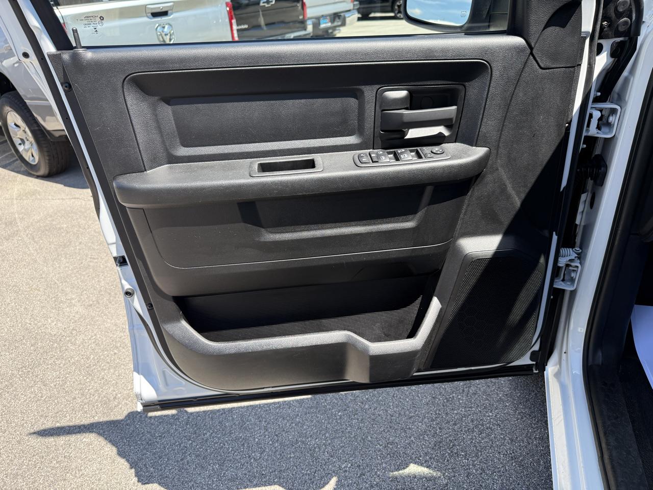 RAM 1500 Classic Tradesman 4x2 Crew Cab 5'7" Box 2023