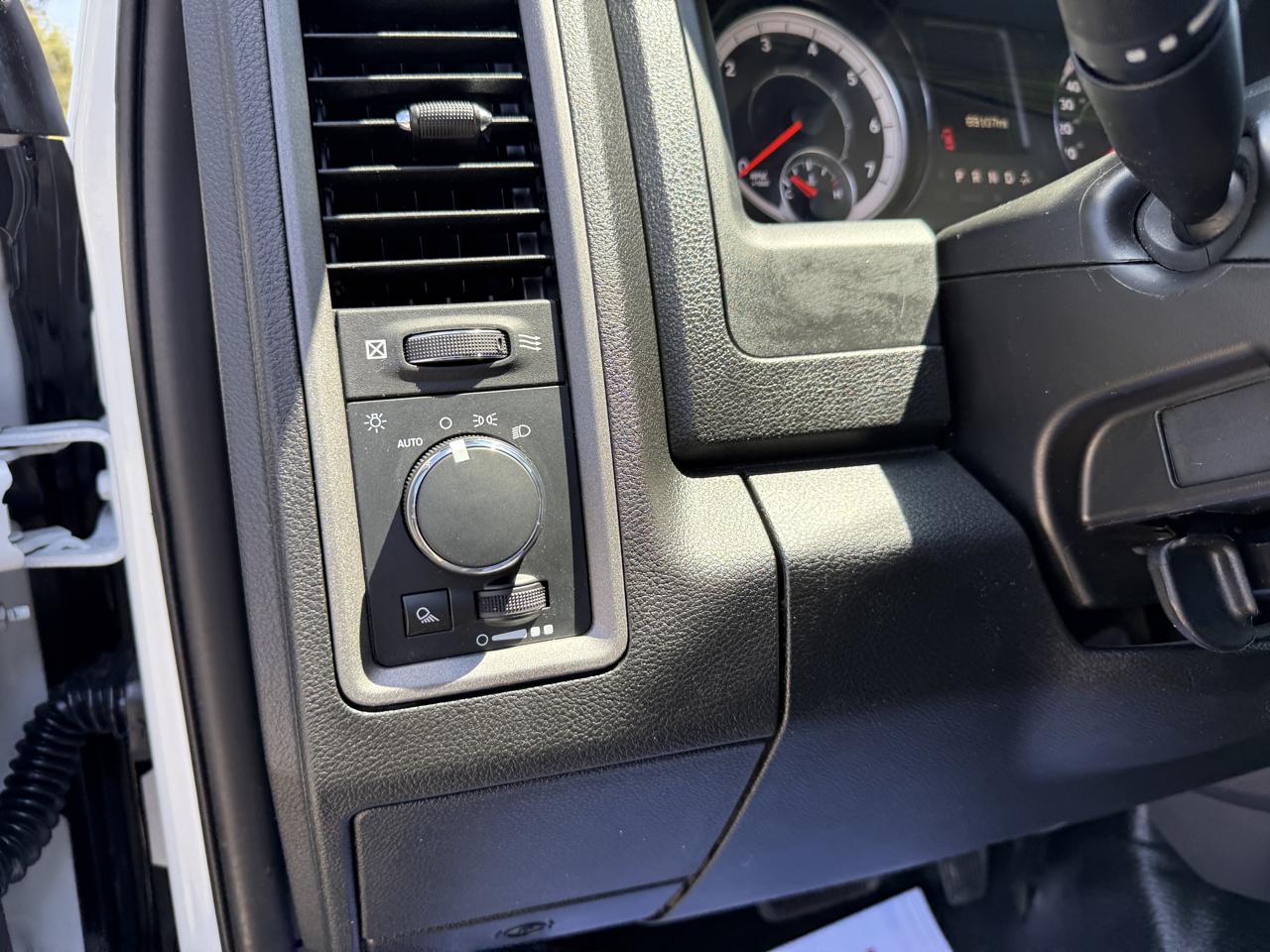 RAM 1500 Classic Tradesman 4x2 Crew Cab 5'7" Box 2023