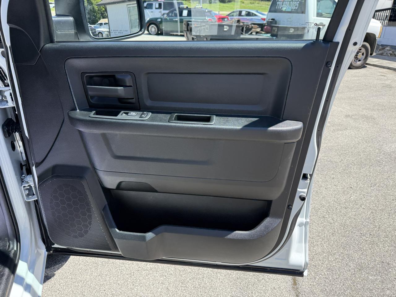 RAM 1500 Classic Tradesman 4x2 Crew Cab 5'7" Box 2023