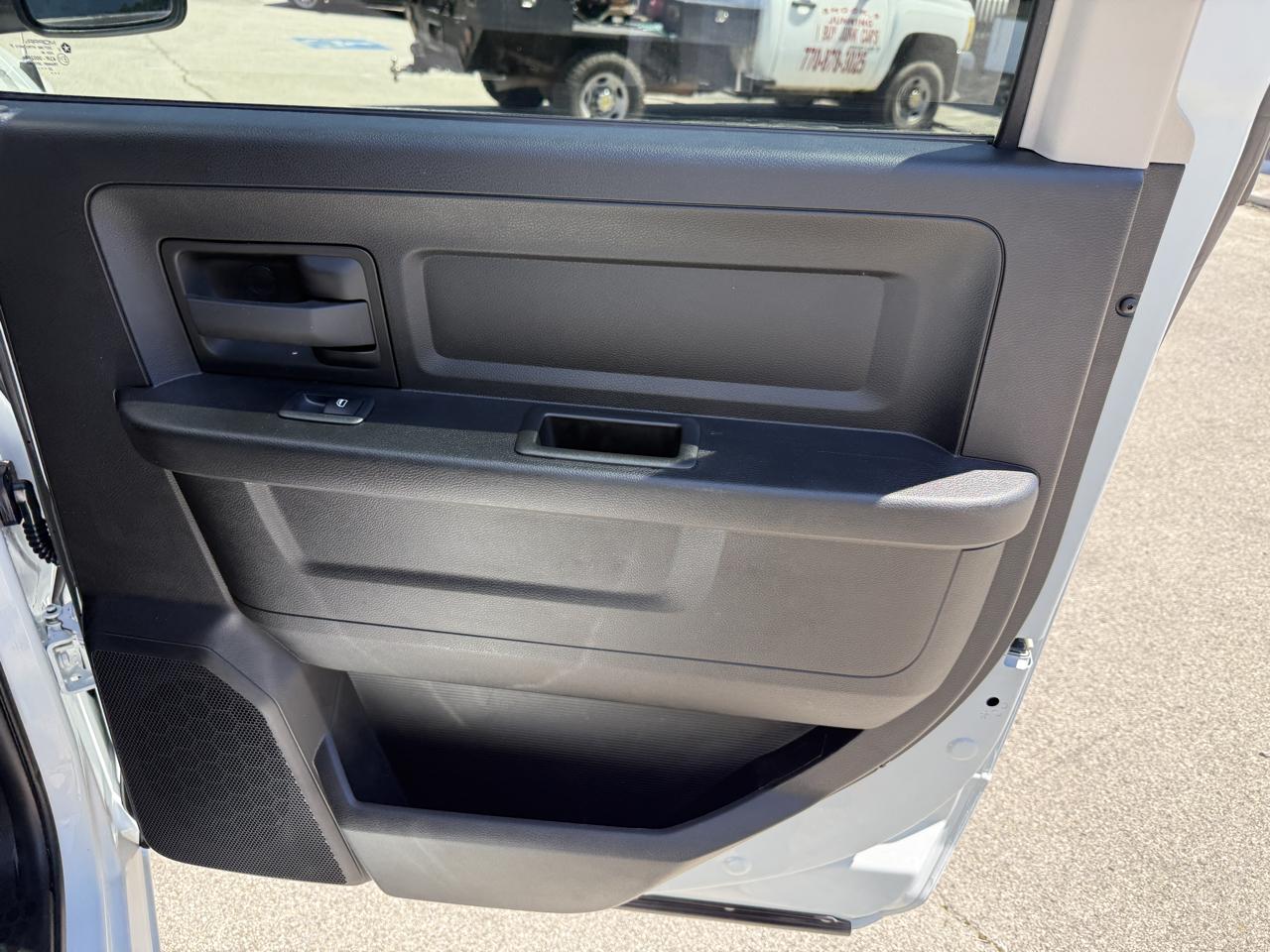 RAM 1500 Classic Tradesman 4x2 Crew Cab 5'7" Box 2023