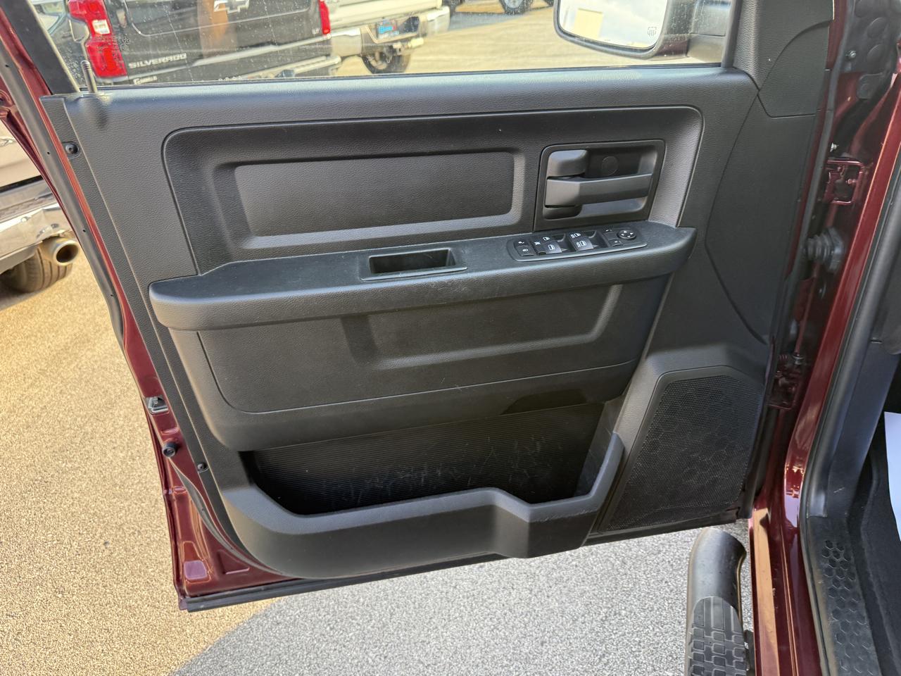 RAM 1500 Classic Tradesman 4x4 Crew Cab 5'7" Box 2021