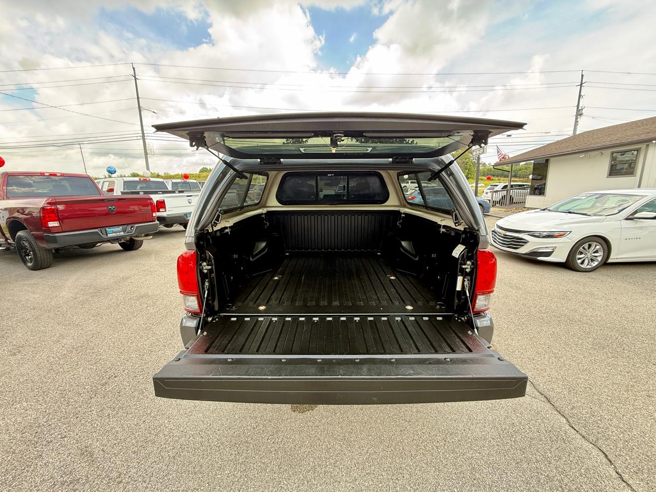 Toyota Tacoma SR Double Cab 5' Bed I4 4x2 AT (Natl) 2018