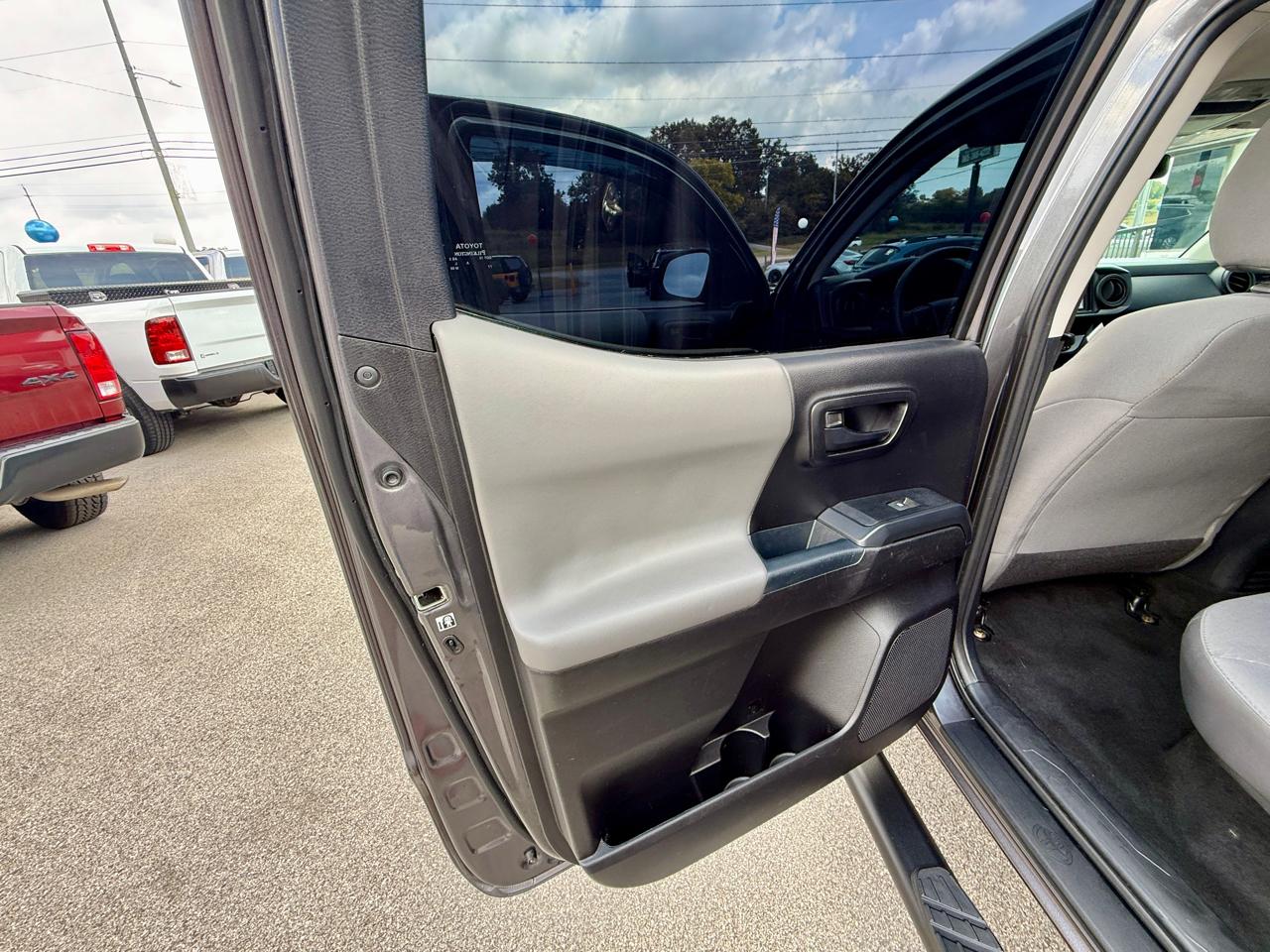 Toyota Tacoma SR Double Cab 5' Bed I4 4x2 AT (Natl) 2018