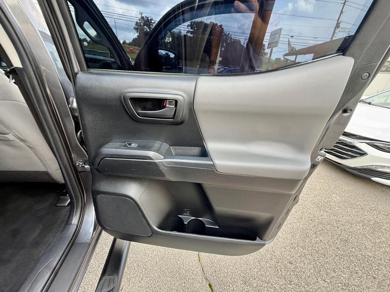Toyota Tacoma SR Double Cab 5' Bed I4 4x2 AT (Natl) 2018