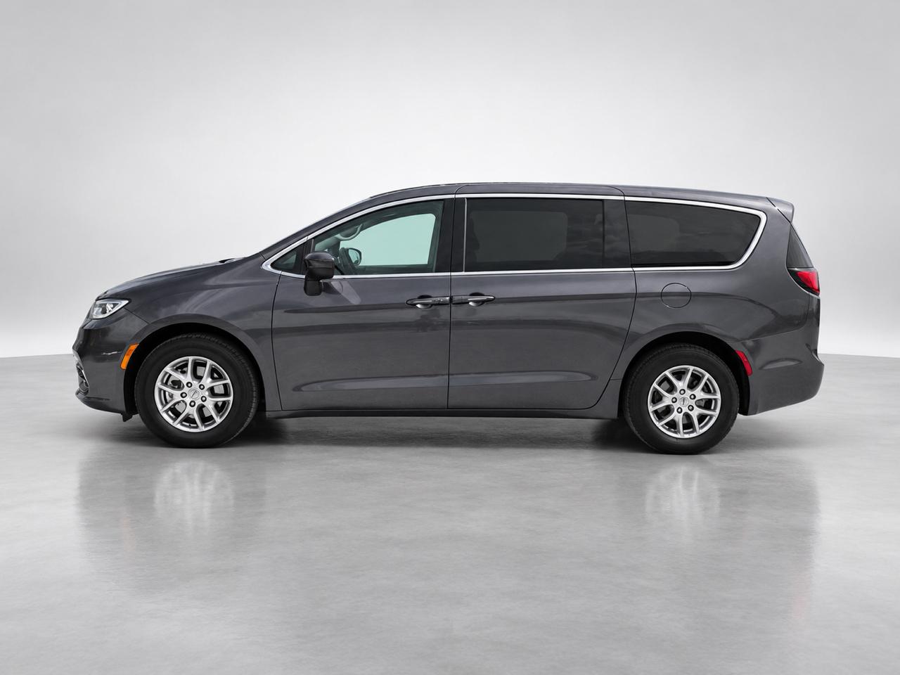 Chrysler Pacifica Touring 2023