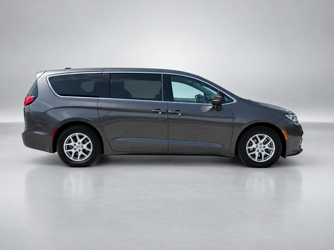 Chrysler Pacifica Touring 2023