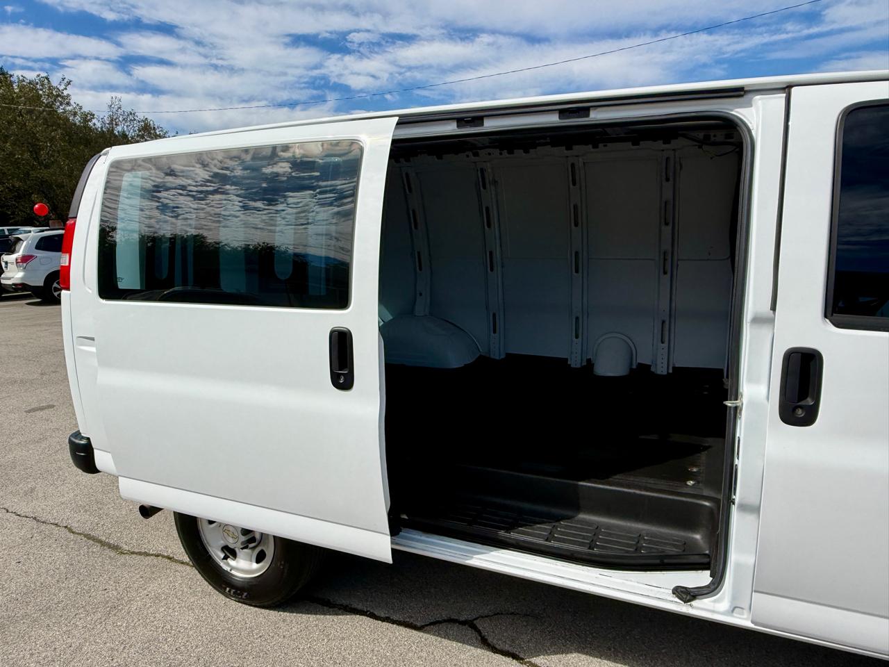 Chevrolet Express Cargo Van RWD 2500 135" 2023