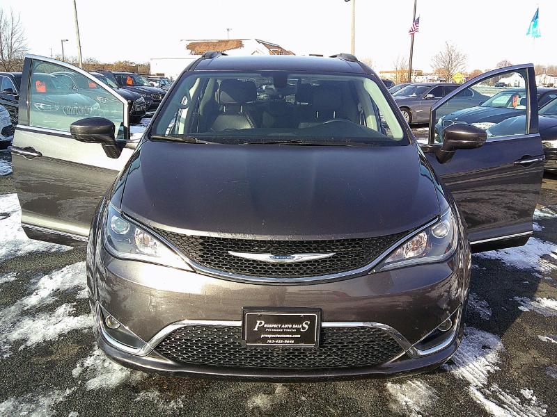 2017 Chrysler Pacifica Touring Plus photo 3