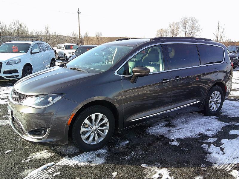 2017 Chrysler Pacifica Touring Plus photo 4
