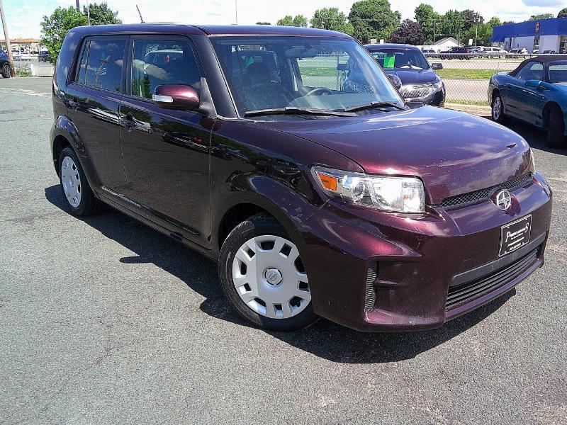 Scion xB 5-Door Wagon 5-Spd MT 2012